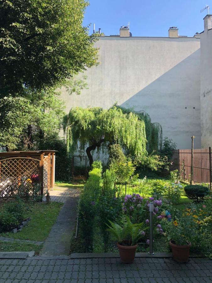 Studio Z Ogrodem Przy Starej Zajezdni Krakau Exterior foto