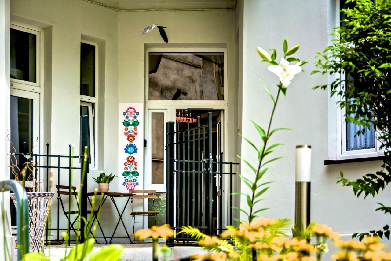 Studio Z Ogrodem Przy Starej Zajezdni Krakau Exterior foto